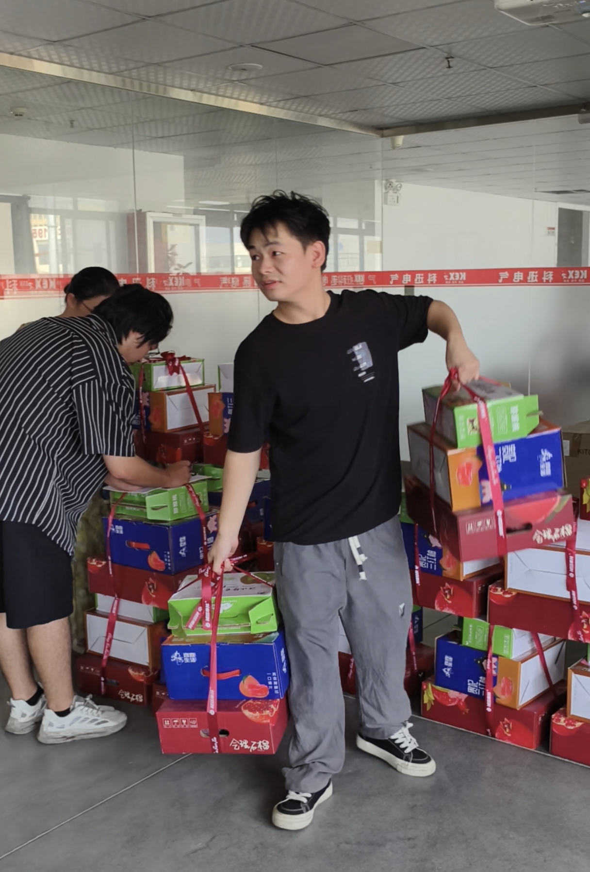 Con motivo del Festival del Medio Otoño, Kexun Electric ha preparado exquisitas cajas de regalo para cada empleado.