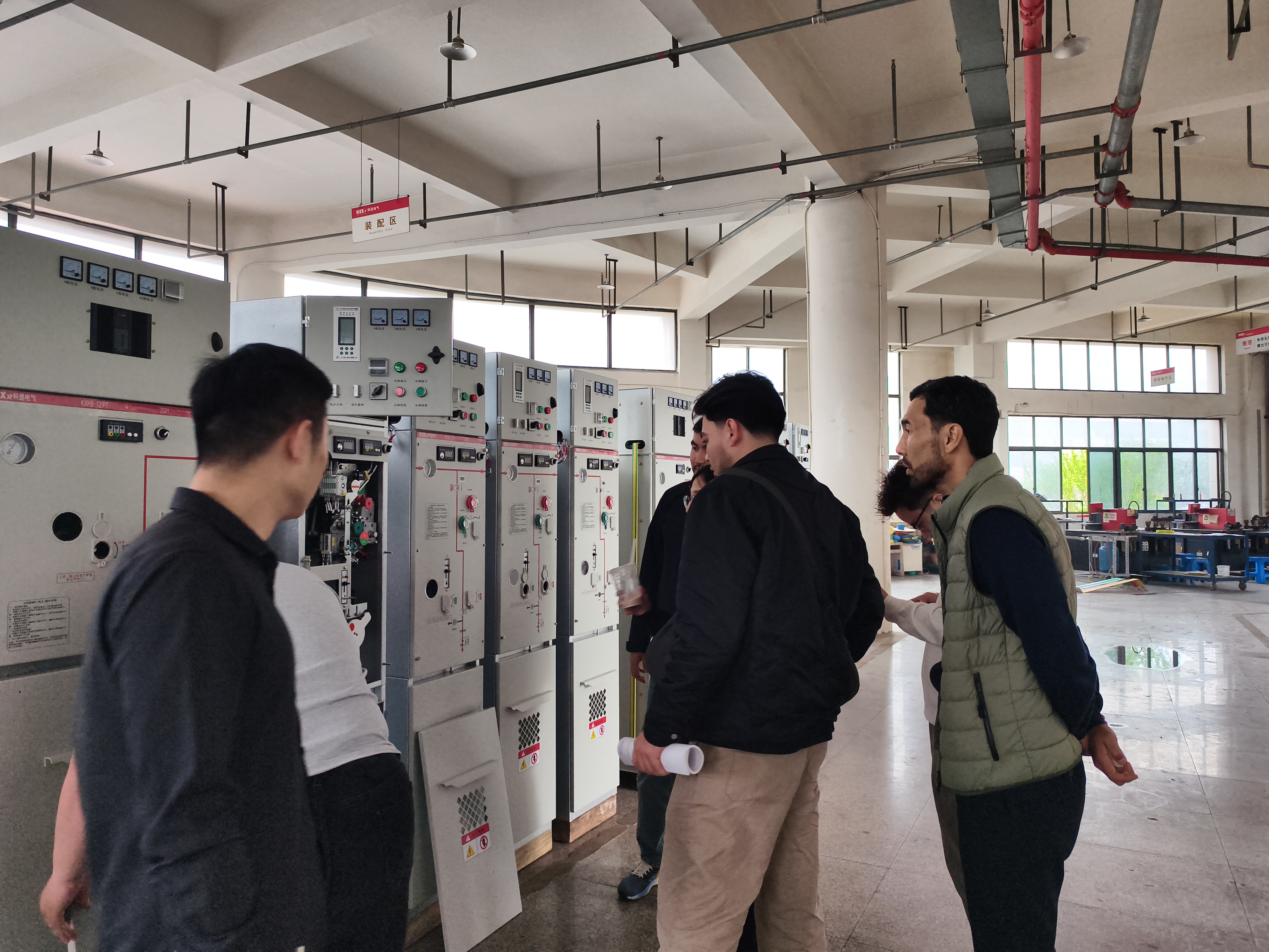 Clientes de Kazajstán visitan la base de fabricación de equipos de distribución de energía de alto voltaje de Kexun Electric